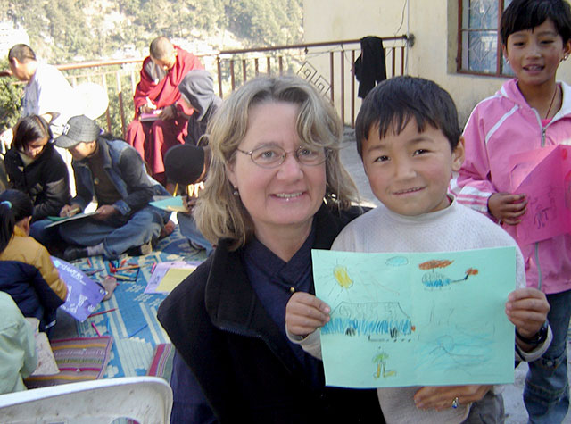 Holly drawing with Tibetan refugee kids
